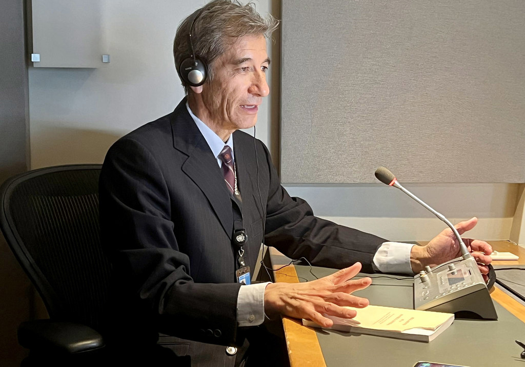Adrián Delgado, jefe del Servicio de Interpretación al Español, en la cabina de interpretación en la sede de la ONU en Nueva York.